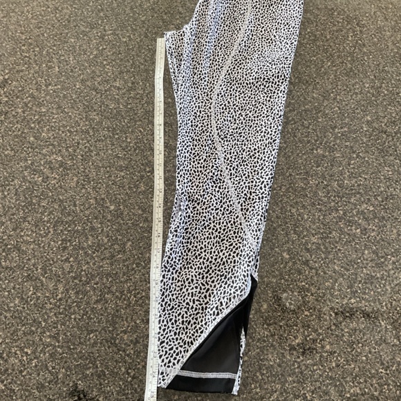 Lululemon Inspire Tight, Black and White Splatter Mesh Leggings, Size 8 - Picture 5 of 6